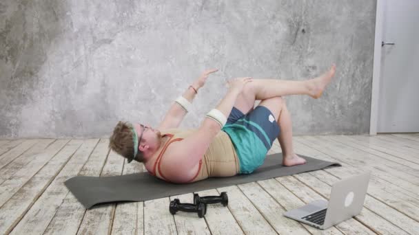 Ein übergewichtiger Mann treibt Sport auf gelbem Hintergrund. Lustiger dicker Mann — Stockvideo