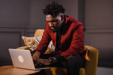 Erkek Afro-Amerikan kullanıcı elleri dizüstü bilgisayarda klavyede oturuyor, karışık ırk etnik öğrenci profesyonel çalışmaları bilgisayar yazılımı teknolojisi kavramı ile, yakın görüş