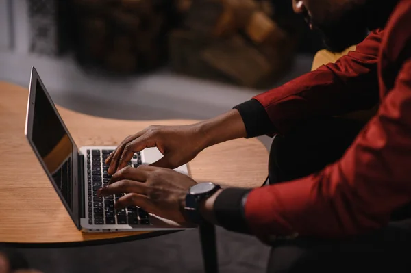 美国黑人男性用户手在笔记本电脑键盘上打字坐在桌旁，用pc软件概念混合种族学生专业学习工作，近距离观察 — 图库照片