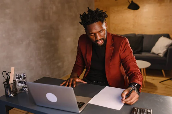 Telessaúde com consulta médica virtual e sessão de terapia online. Black doctor conferência online — Fotografia de Stock