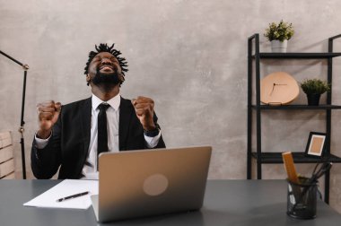 Kara İşadamı veri borsasını analiz etmek için dizüstü bilgisayar kullanıyor. Forx ticaret grafiği, online borsa, finansal yatırım konsepti. Kapat.