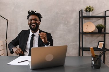 Kara İşadamı veri borsasını analiz etmek için dizüstü bilgisayar kullanıyor. Forx ticaret grafiği, online borsa, finansal yatırım konsepti. Kapat.