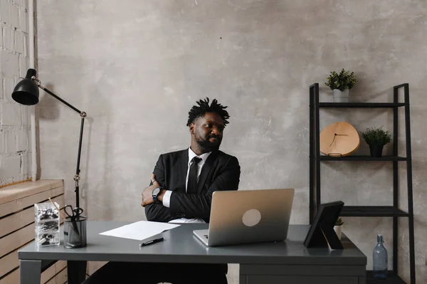 Fokuserad svart affärsman i kostym, håller videosamtal med kunder på laptop. Koncentrerad tusenårig man i kostym ger online konferens konsult kund — Stockfoto