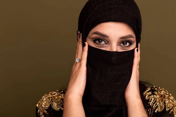 Ritratto di bella giovane donna araba musulmana che indossa hijab guardando la macchina fotografica, copiare lo spazio — Foto Stock