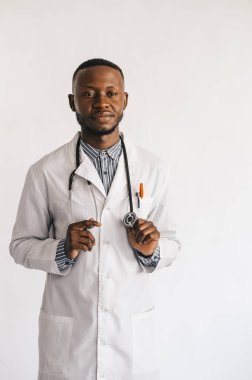  Beyaz önlüklü, statoskoplu siyah doktor.