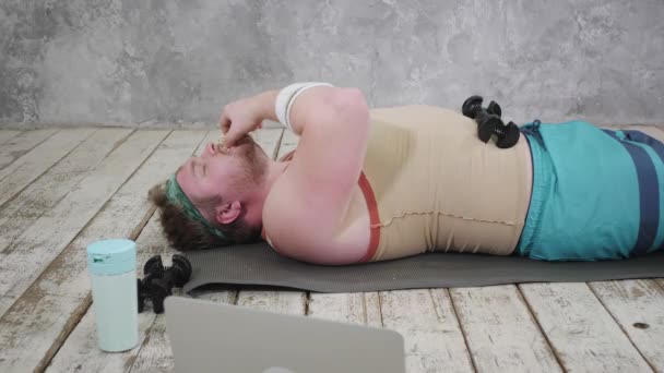 Übergewichtige beim Sport, Dehnübungen auf der Yogamatte, Fitnessvideos online auf dem Laptop zu Hause. Yoga-Übungen online mit Laptop — Stockvideo