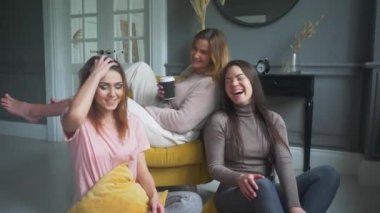 Kızlar en iyi arkadaşlar pijama partisinde eğleniyorlar, güzel genç kadınlar, birlikte eğleniyorlar, eğleniyorlar.