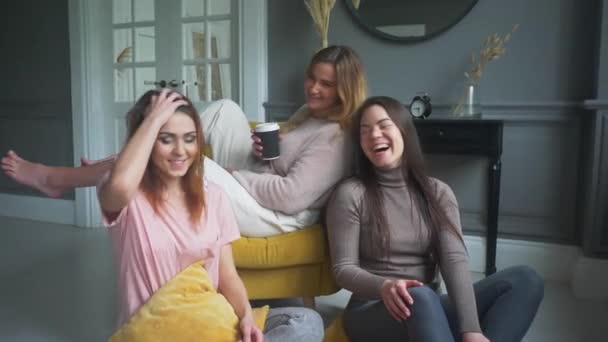 Meisjes beste vrienden hebben plezier op logeerpartijtje of hen-party, mooie jonge vrouwen, vieren, genieten van vrije tijd samen — Stockvideo