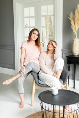 İki güzel kız arkadaş evde birlikte vakit geçiriyorlar.