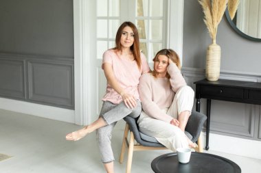 İki güzel kız arkadaş evde birlikte vakit geçiriyorlar.