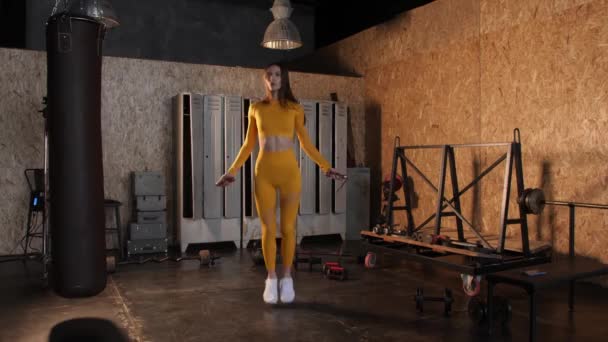 Images cinématographiques d'athlètes féminines sautant dans une corde à sauter dans un gymnase. concept sportif — Video