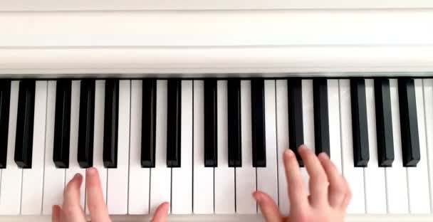 Κοντινό πλάνο των πιανιστών τα χέρια παίζουν το πιάνο πάνω άποψη — Αρχείο Βίντεο