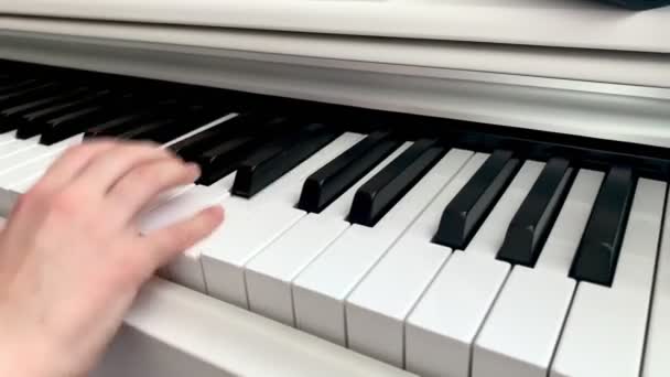 Selektivt fokus för att unge fingrar och piano nyckel för att spela piano. Det finns musikinstrument för konsert eller lärande musik. — Stockvideo