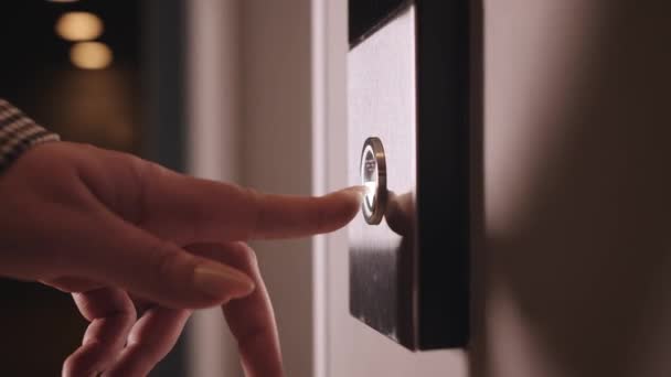 Γυναικείο χέρι πιέζοντας το κουμπί του ανελκυστήρα στο γραφείο κέντρο ή το ξενοδοχείο. Νεαρή γυναίκα πιέζει το κουμπί ανύψωσης επάνω — Αρχείο Βίντεο