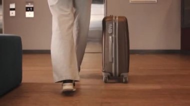 Ofis veya Otelde Kadın El İtme Asansörü Düğmesi. Genç Kadın Asansör Düğmesi Kaldır