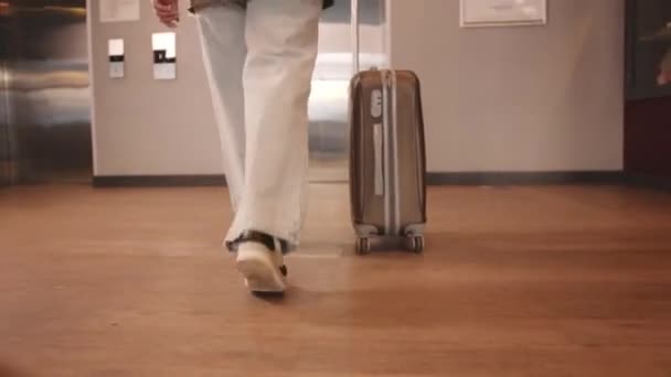 Ofis veya Otelde Kadın El İtme Asansörü Düğmesi. Genç Kadın Asansör Düğmesi Kaldır — Stok video