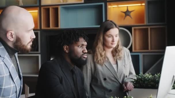 Ung gruppledare svart man brainstorming med affärsman kollega med hjälp av bärbar dator. glada framgångsrika människor — Stockvideo
