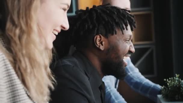 Giovane capo squadra uomo nero brainstorming con collega uomo d'affari utilizzando il computer portatile. felici persone di successo — Video Stock