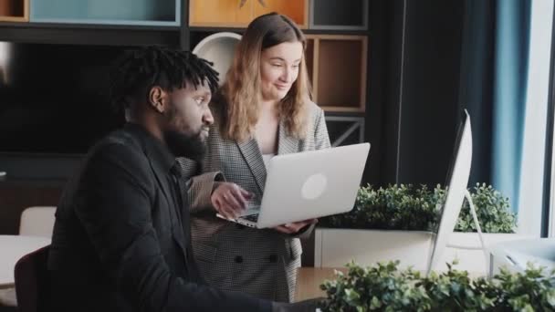 Homem de negócios afro-americano e sua assistente luz menina discutindo tarefas para o dia no escritório — Vídeo de Stock