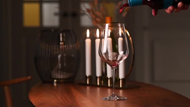 Сомелье дегустации вина в подвале, он наливает отличное красное вино в бокал. романтический ужин — стоковое видео