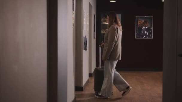 Kobieta naciśnięcie przycisku winda w centrum biurowym lub hotelu. Młoda kobieta wciskając przycisk podnoszenia w górę — Wideo stockowe