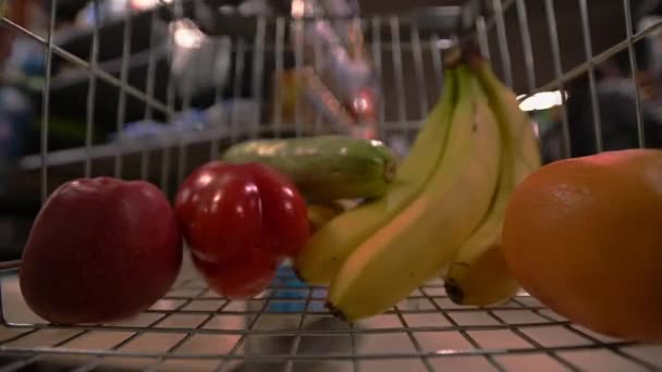 Koszyk z żywnością w supermarkecie koncepcja stylu życia handel wózek sklep kupujący — Wideo stockowe