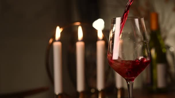 로맨틱 한 밤이야. 유리에 붉은 포도주를 붓는 사람 — 비디오