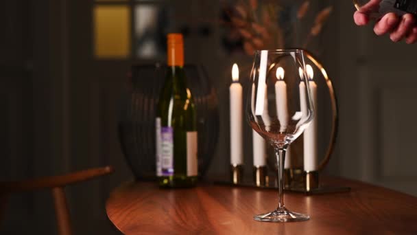 Romantische avond. Man giet rode wijn in een glas — Stockvideo