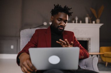 Kendine güvenen Afrikalı genç adam web kameralı konferans videosuna bak ofisi arıyor, mutlu karışık ırk girişimcisi konuşuyor çevrimiçi görüntülü sohbet işi görüşmesi yapıyor.