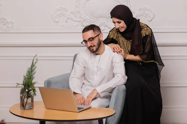 ムスリム女性と男性。閉じる上の肖像画の若いアラブ人の女の子と男で伝統的なドレス. — ストック写真