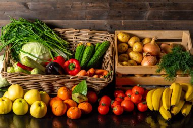  Çeşitli renkli taze meyve ve sebzelerle meyve pazarı