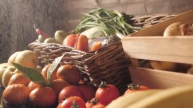 Çiftçi pazarında taze organik sebzeler ve bitkiler. Yerel çiftçi pazarında renkli çiğ sebzeler ve bitkiler satılıyor..