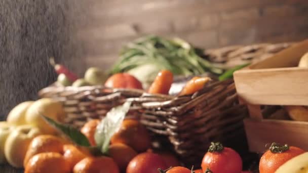 Pasar buah dengan berbagai macam buah-buahan dan sayur-sayuran segar — Stok Video