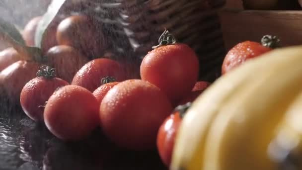 Obstmarkt mit verschiedenen bunten frischen Früchten und Gemüse — Stockvideo