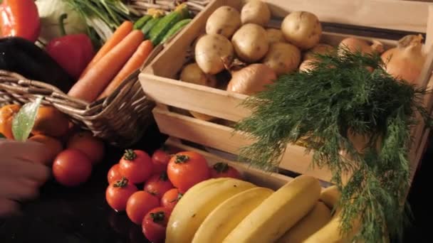 Mercato della frutta con vari frutta e verdura fresca colorata — Video Stock