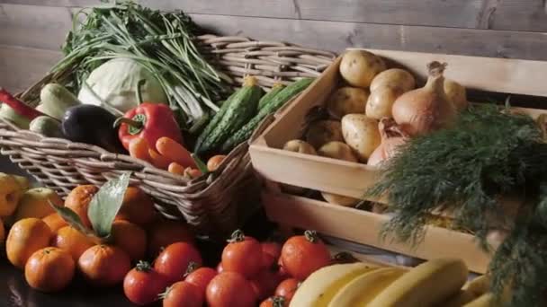 Свежие органические овощи и травы на фермерском рынке. Цветные овощи и травы в продаже на местном фермерском рынке. — стоковое видео