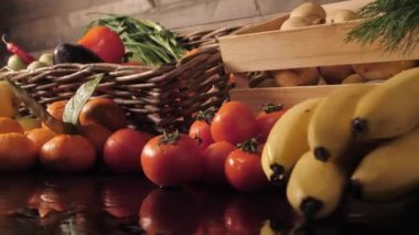 Bir müşteri markette meyve yemeyi tercih ediyor. Süpermarkette alışveriş yapmak.