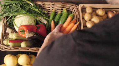 Bir müşteri markette meyve yemeyi tercih ediyor. Süpermarkette alışveriş yapmak.
