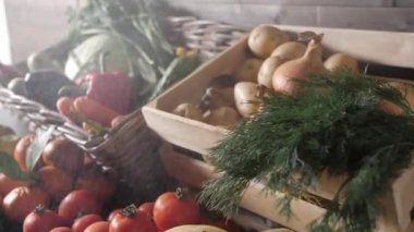 Çiftçi sebzelerinde vejetaryen çiftlik sebzeleri satışı için market tezgahı