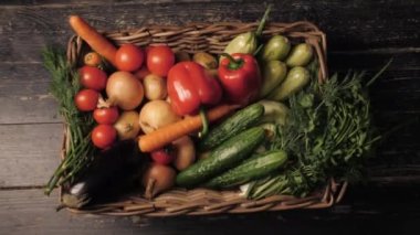 Çiftçi sebzelerinde vejetaryen çiftlik sebzeleri satışı için market tezgahı