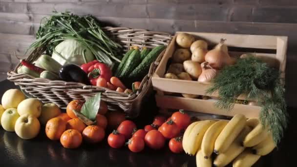 Świeże organiczne warzywa i zioła na targu rolniczym. Kolorowe surowe warzywa i zioła w sprzedaży na lokalnym rynku rolnym. — Wideo stockowe