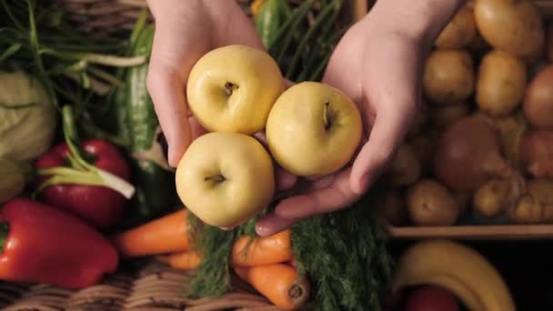 Légumes bio. Des mains de fermiers avec des pommes fraîchement cueillies. Pommes biologiques fraîches. Marché des fruits et légumes — Video