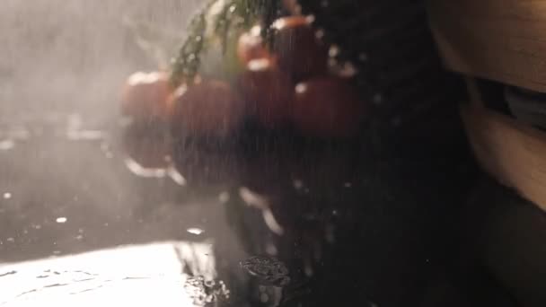 Verduras y hierbas orgánicas frescas en el mercado de los agricultores. verduras en la lluvia, gotas hermosas en las verduras, disparo en cámara lenta — Vídeo de stock