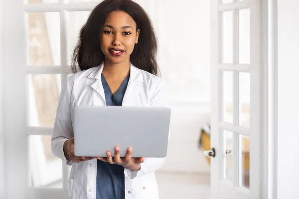 Telehealth with virtual female doctor appointment and online therapy session. Black female doctor online conference — Stock Photo, Image