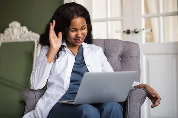 Sanal kadın doktor randevusu ve online terapi seansı. Siyahi kadın doktor konferansı 