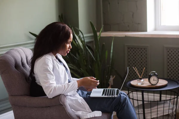 Telesalud con cita virtual con el médico femenino y sesión de terapia en línea. Negro mujer médico conferencia en línea —  Fotos de Stock