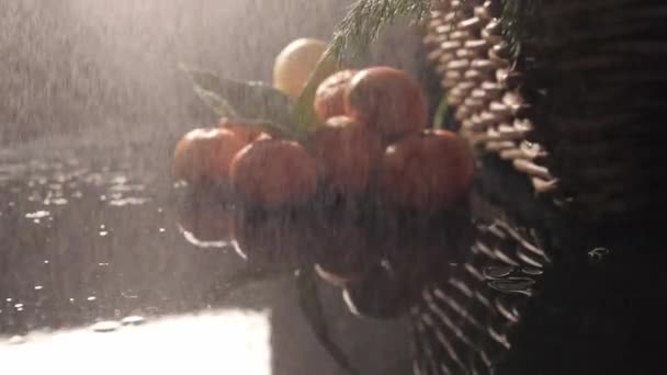 Korg med färska frukter och grönsaker. hälsosam mat, naturliga frukter och grönsaker — Stockvideo