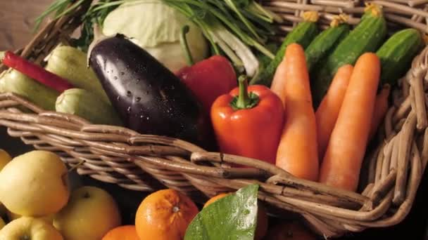 Assortiment de légumes et fruits frais sur table en bois — Video