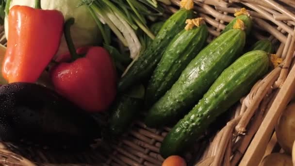 Sortimento de legumes frescos e frutas na mesa de madeira — Vídeo de Stock