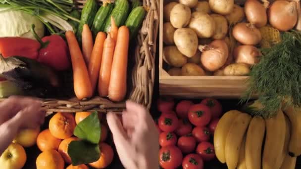 Cesta con frutas y verduras frescas. alimentos saludables, frutas y verduras naturales — Vídeos de Stock